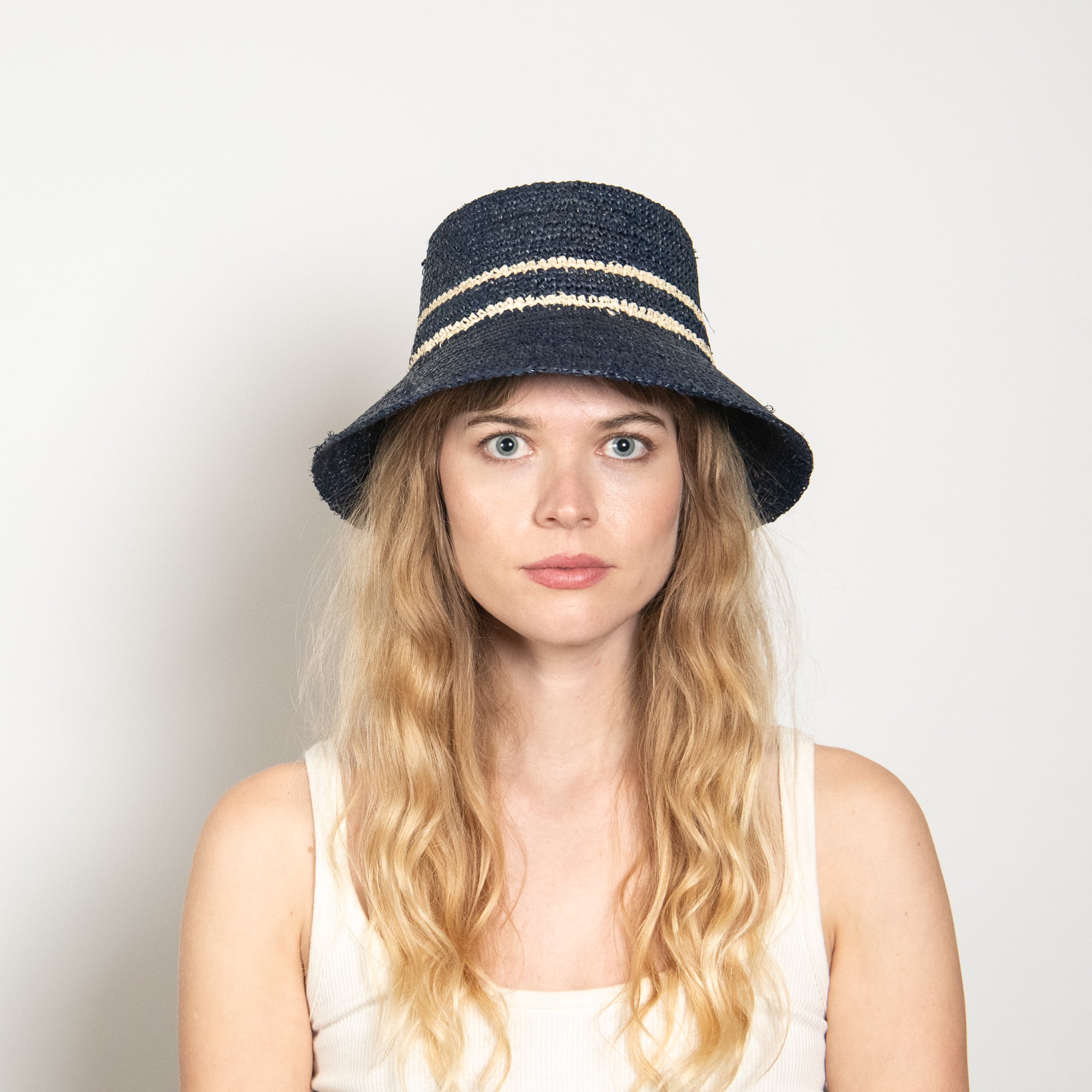 Airy Nova Bucket Hat in Raffia - Navy - Image 5