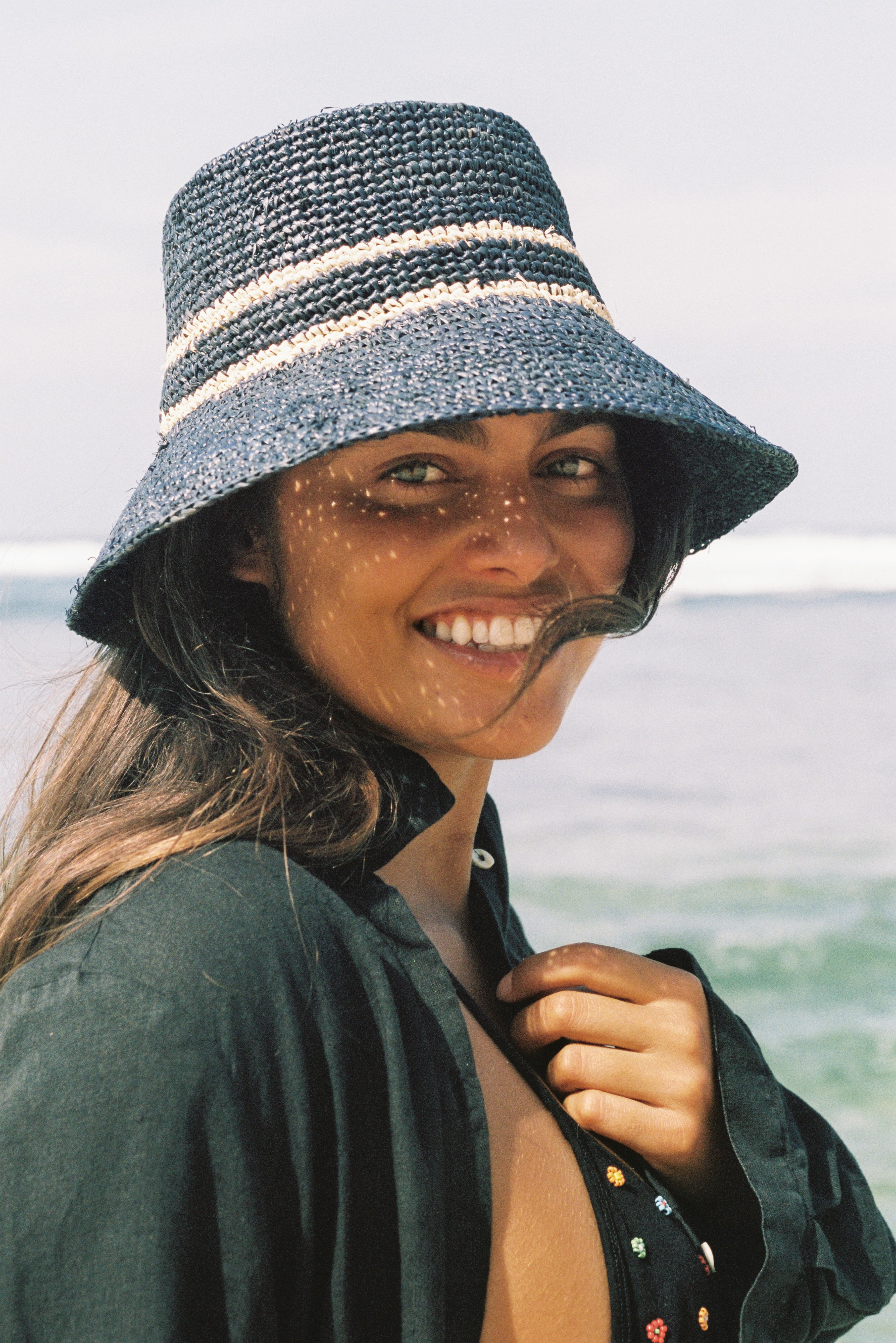Airy Nova Bucket Hat in Raffia - Navy - Image 4