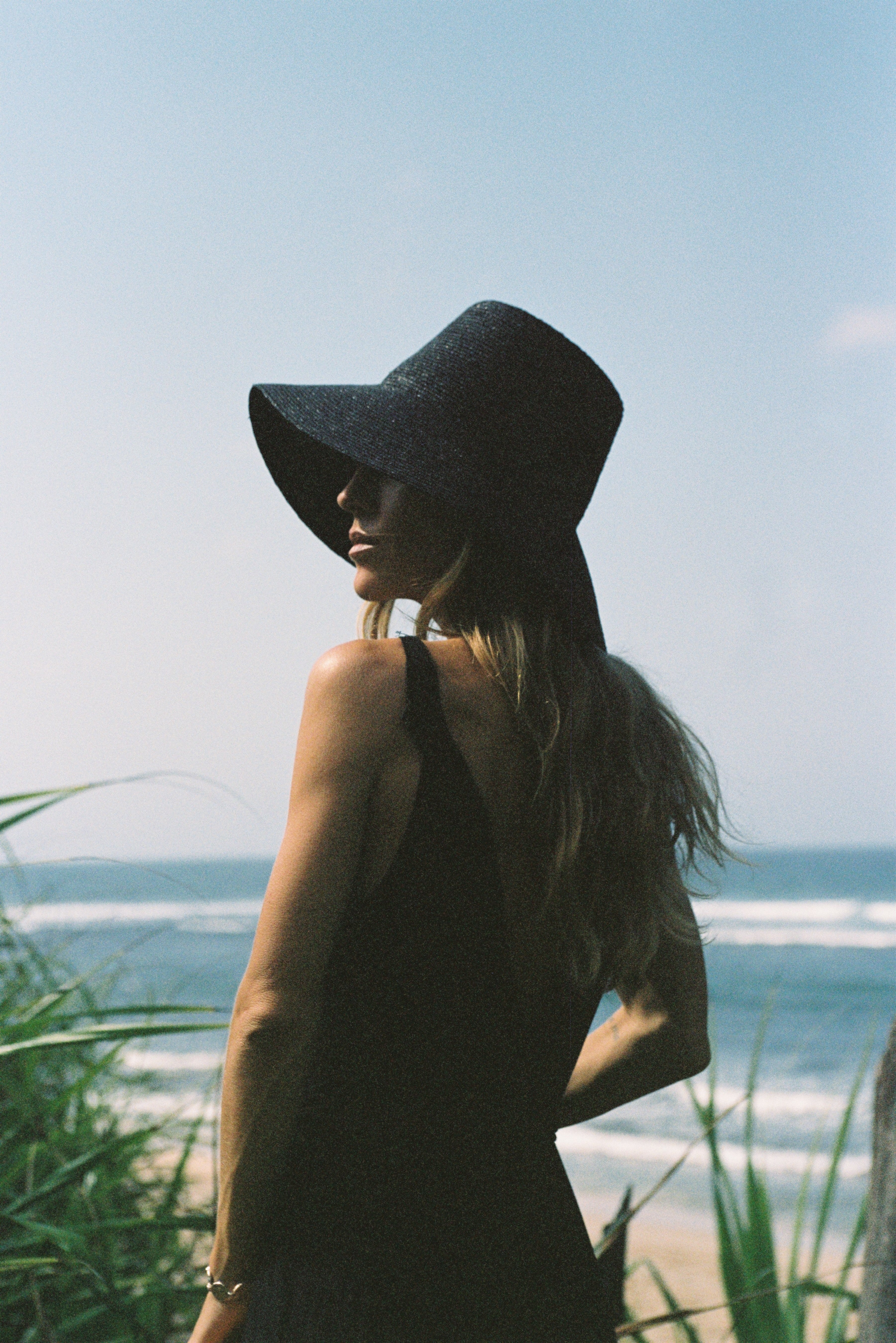 Airy Reed Wide Brim Sun Hat in Wheat Straw - Black - Image 4