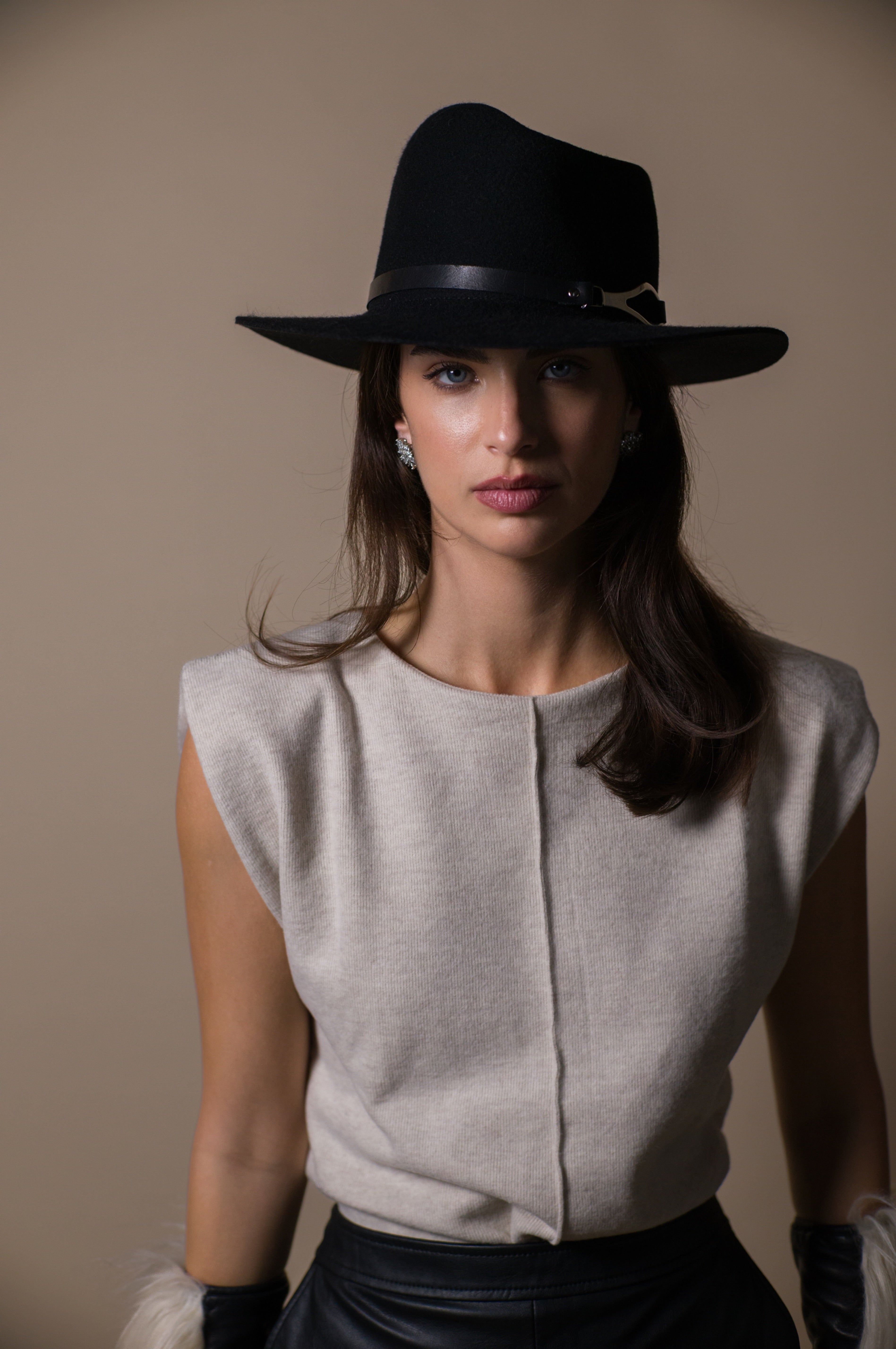 Distinctive Black Leather Band Wide Brim Fedora - Image 4